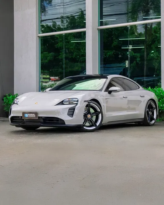 Foto de um porsche taycan