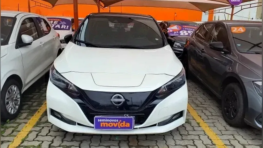 Foto de um nissan leaf