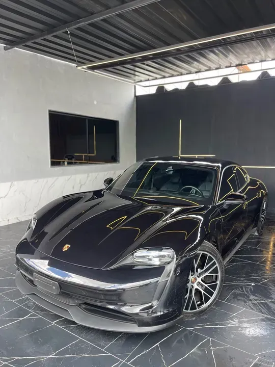Foto de um porsche taycan