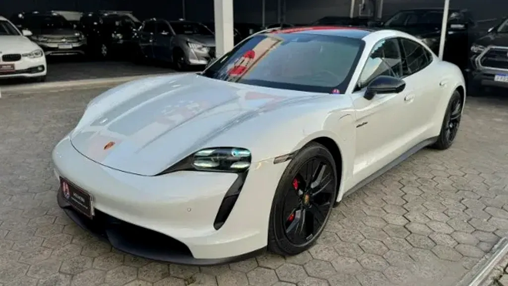 Foto de um porsche taycan