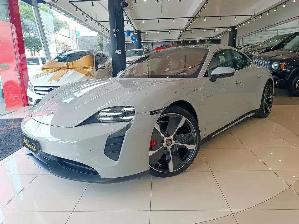 Foto de um porsche taycan