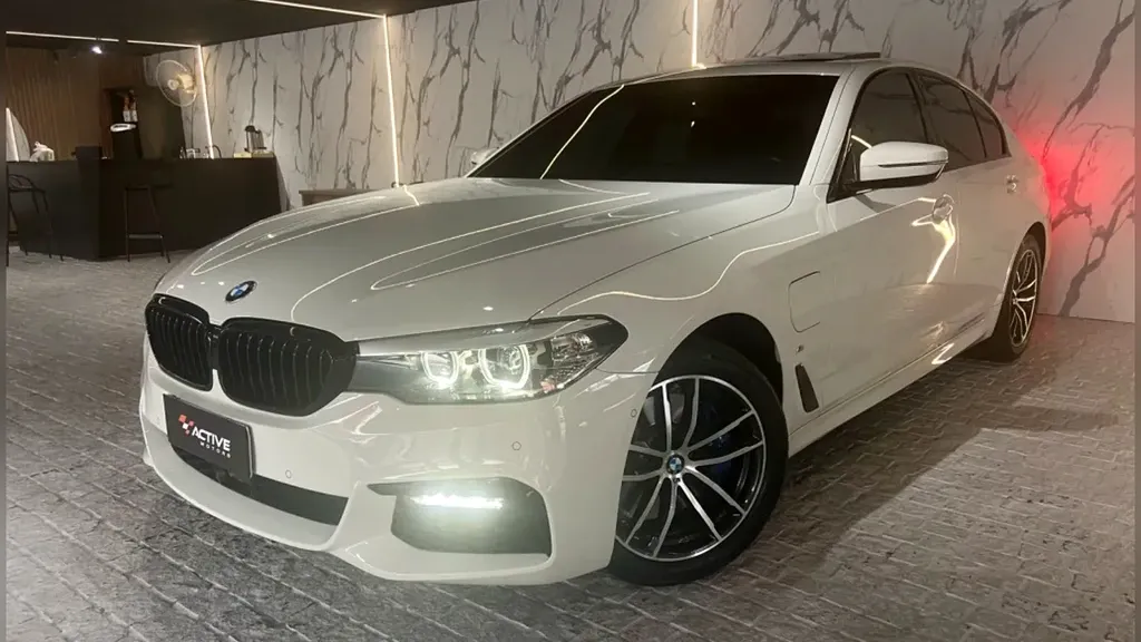 Foto de um bmw 530e plug-in hybrid