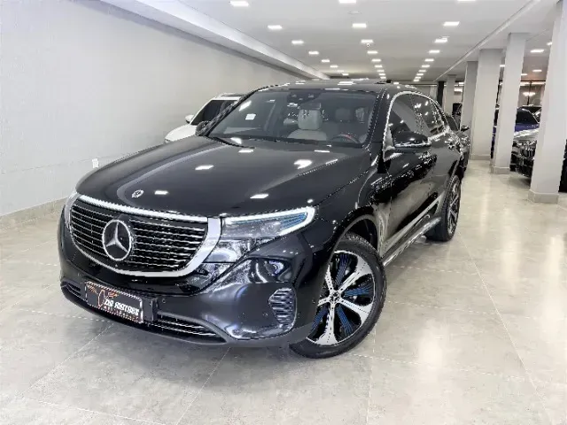 Foto de um mercedes eqc400