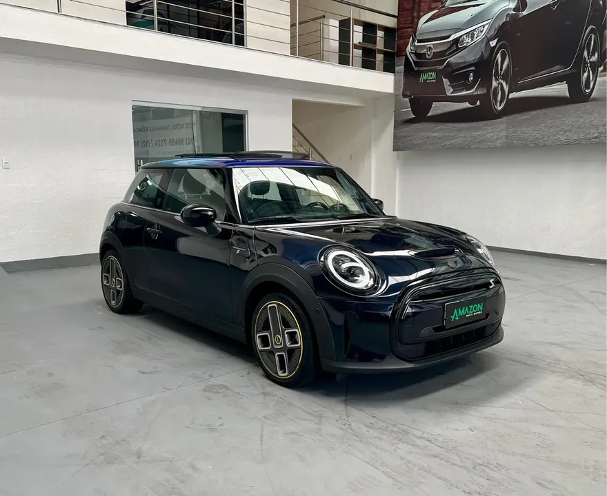 Foto de um mini cooper se