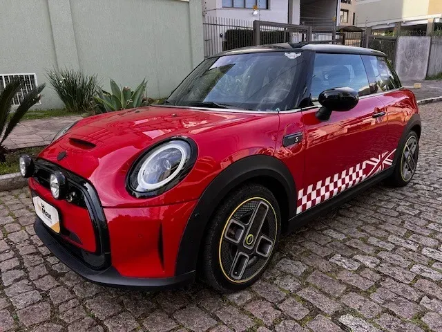 Foto de um mini cooper se