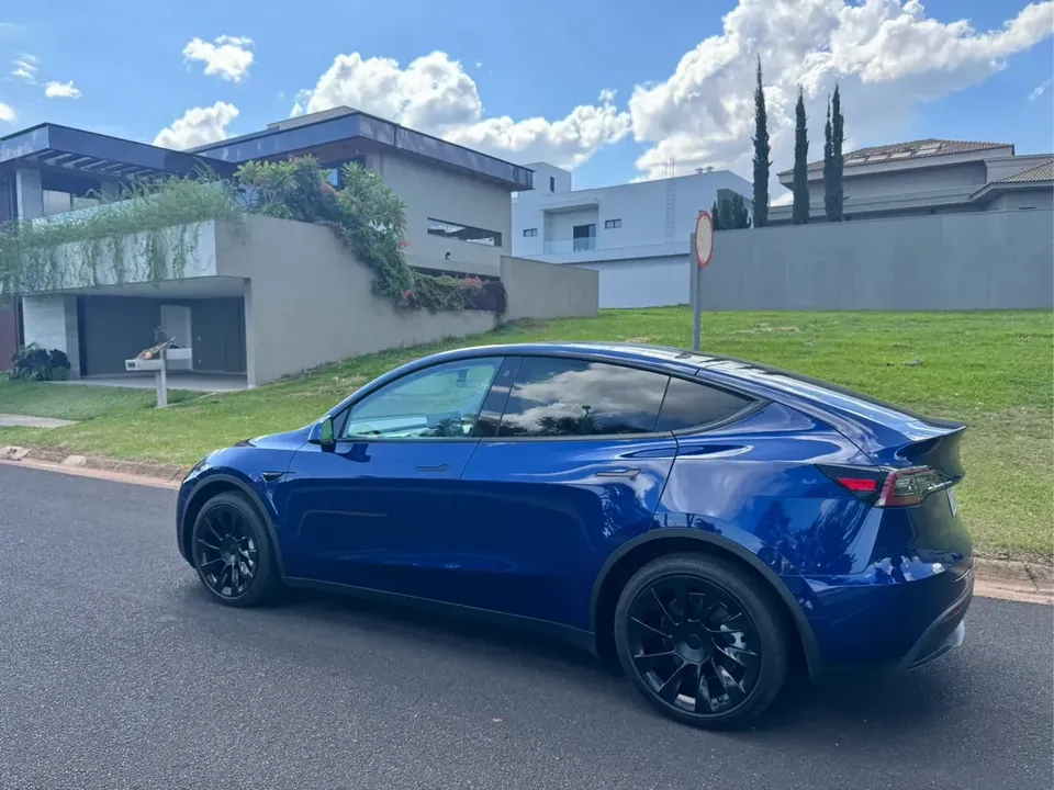 Foto de um tesla model y