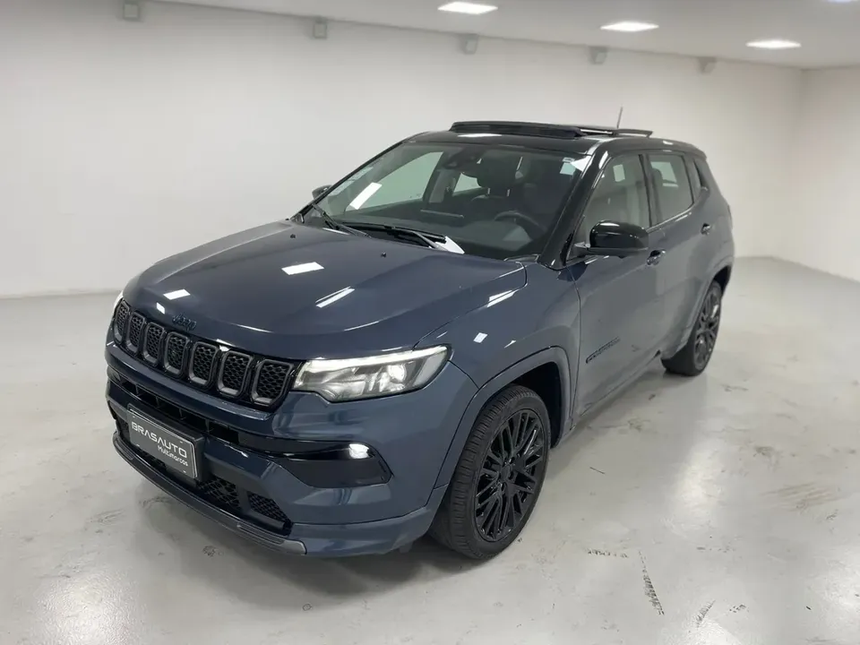 Foto de um jeep compass 4xe plug-in hybrid