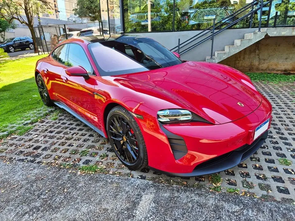 Foto de um porsche taycan