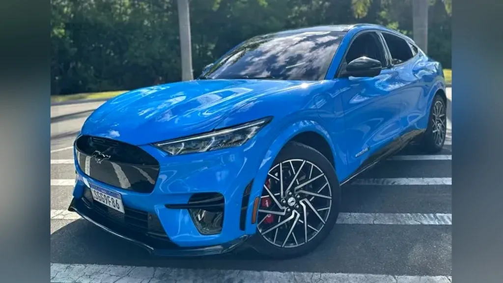 Foto de um ford mustang mach-e