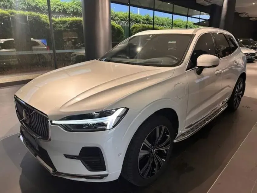 Foto de um volvo xc60 recharge plug-in hybrid