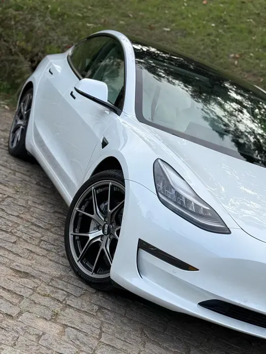 Foto de um tesla model 3
