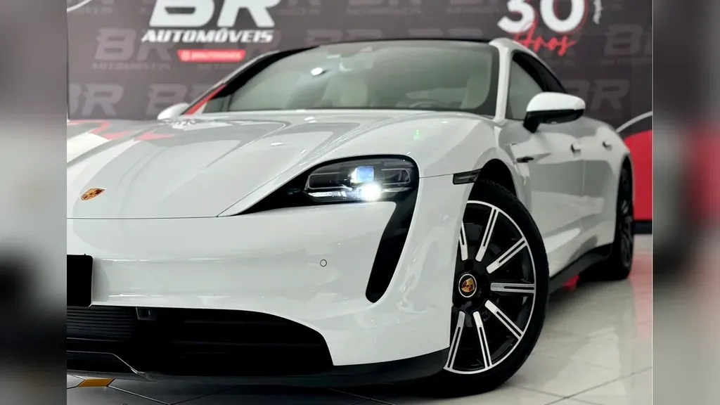 Foto de um porsche taycan