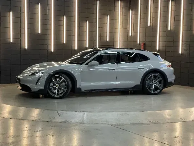 Foto de um porsche taycan