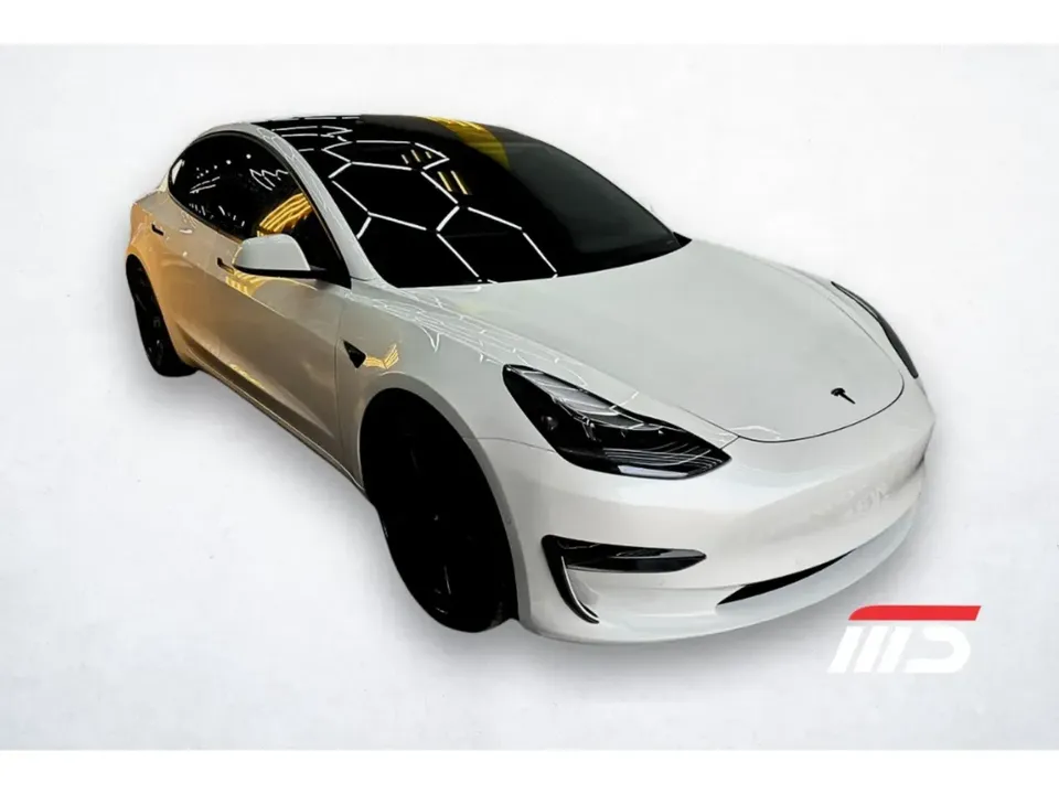Foto de um tesla model 3