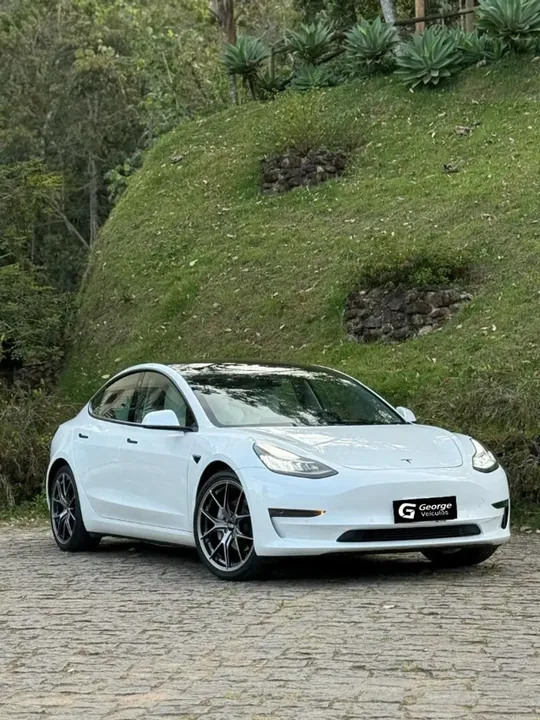 Foto de um tesla model 3