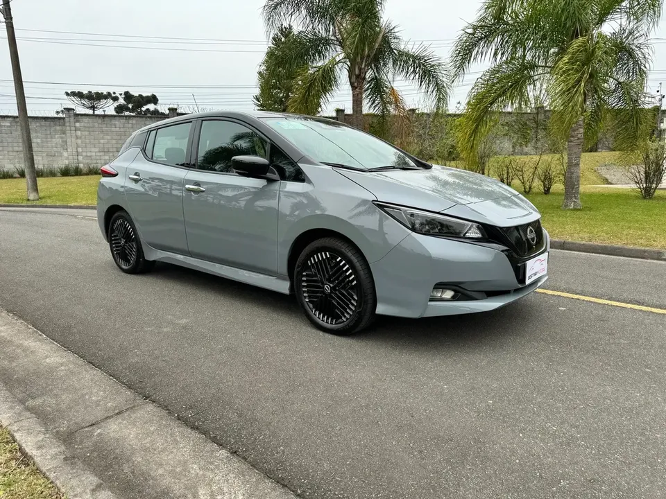 Foto de um nissan leaf