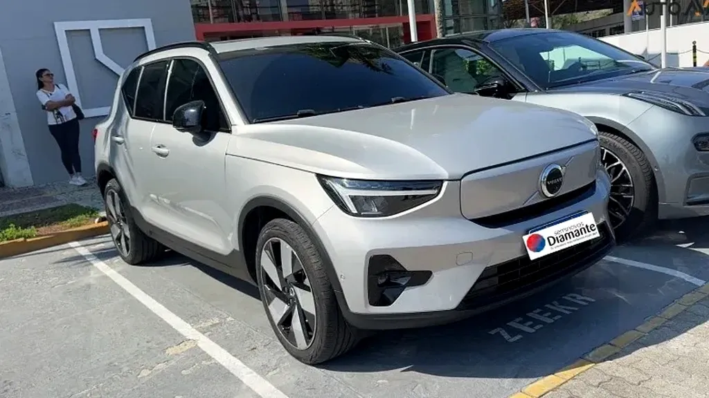 Foto de um volvo xc40 recharge