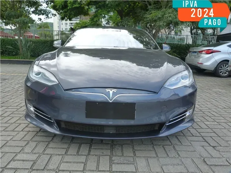 Foto de um tesla model s