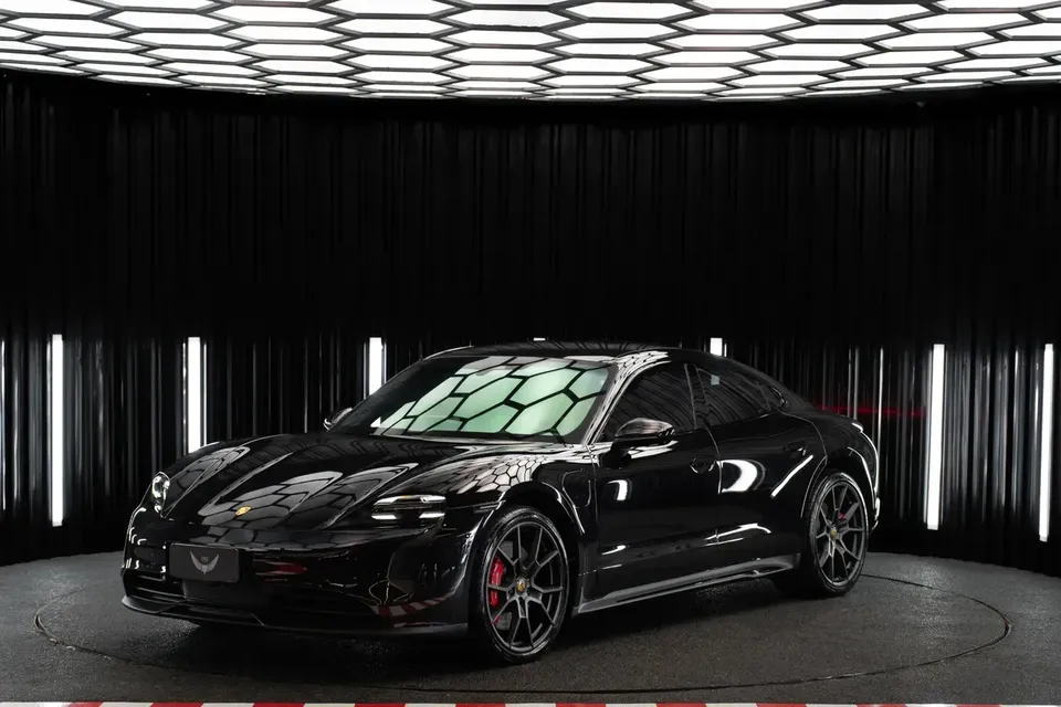 Foto de um porsche taycan