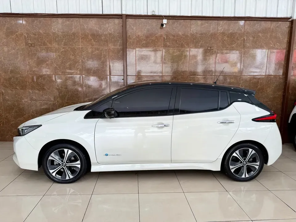 Foto de um nissan leaf