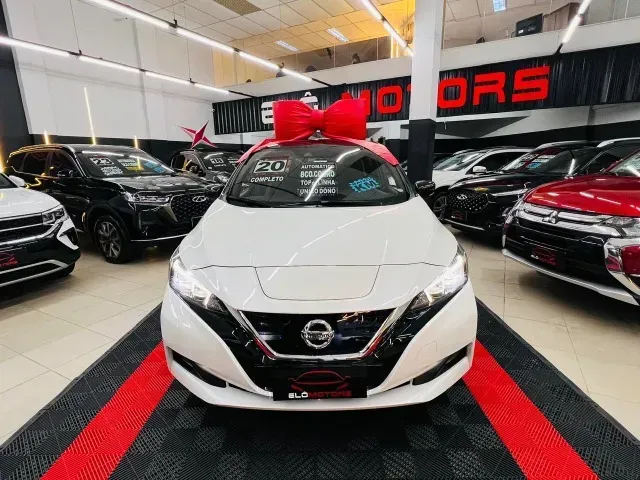 Foto de um nissan leaf