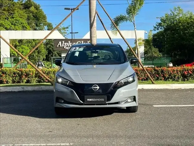 Foto de um nissan leaf