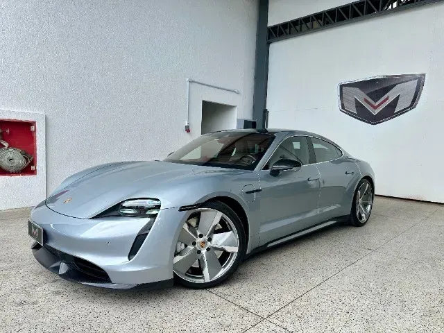 Foto de um porsche taycan