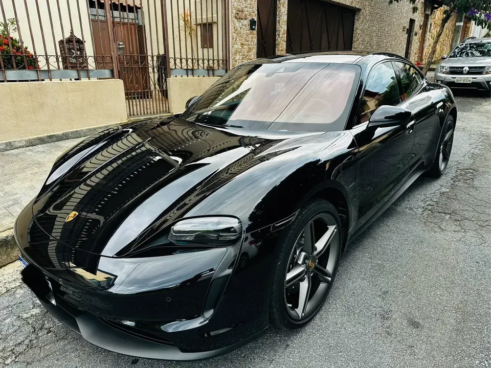 Foto de um porsche taycan
