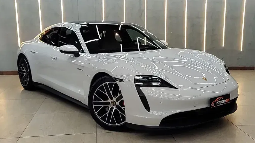 Foto de um porsche taycan
