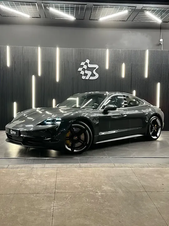 Foto de um porsche taycan