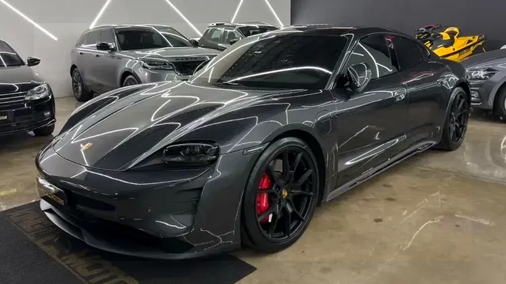 Foto de um porsche taycan