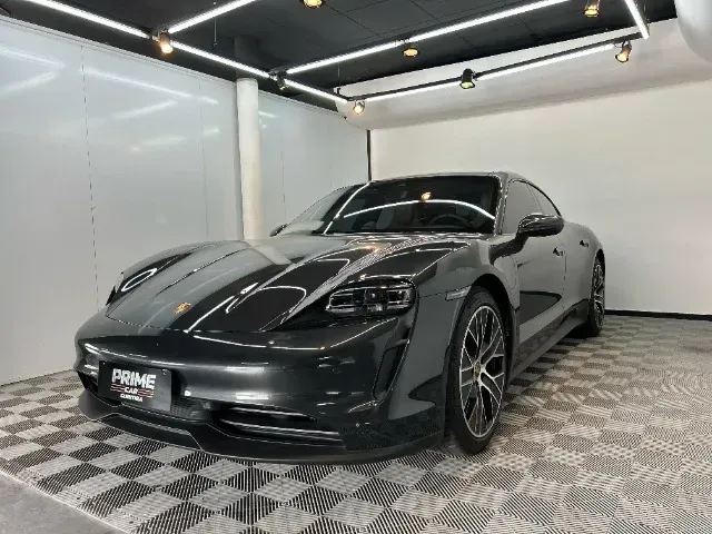Foto de um porsche taycan