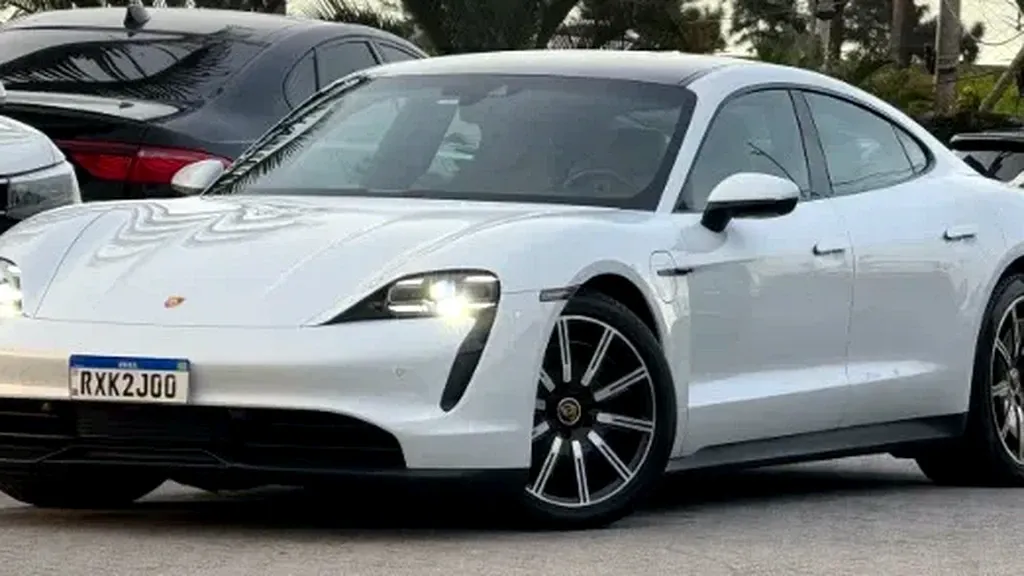 Foto de um porsche taycan