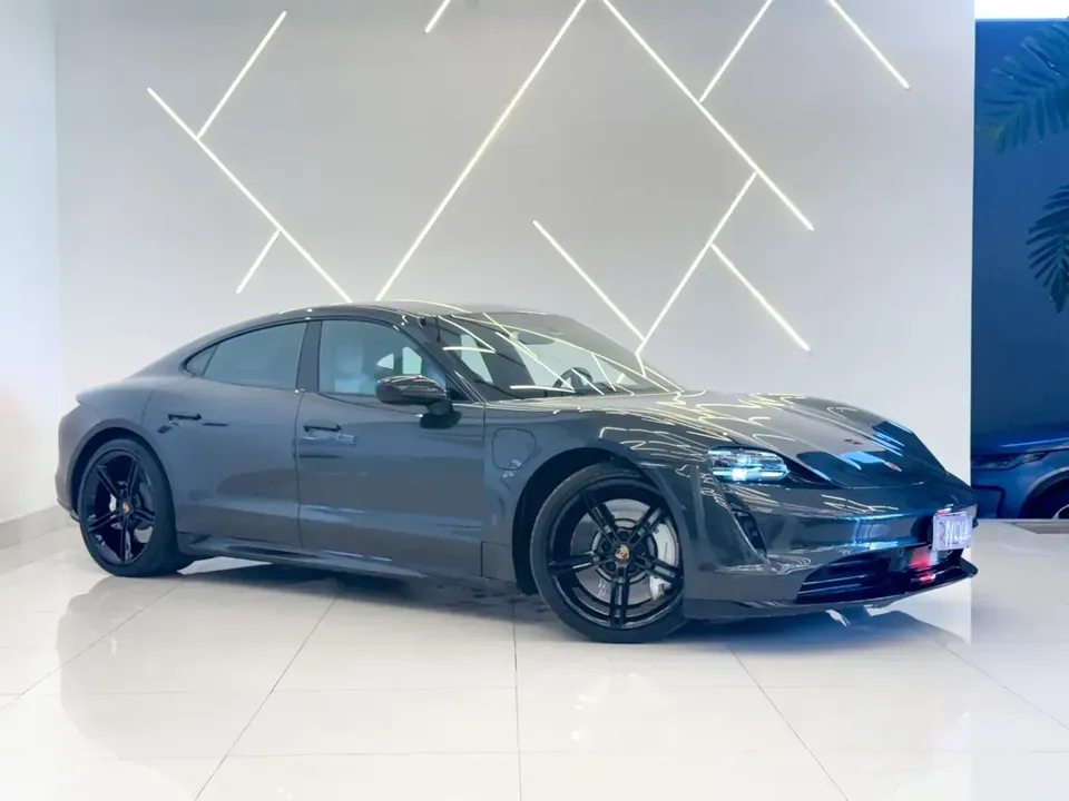 Foto de um porsche taycan