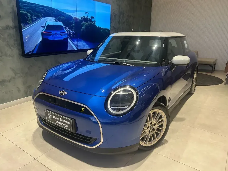 Foto de um mini cooper se