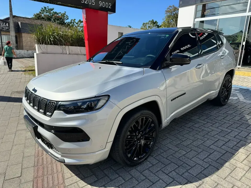 Foto de um jeep compass 4xe plug-in hybrid