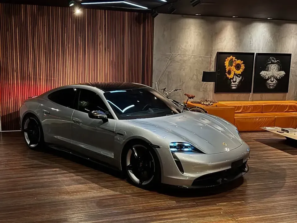 Foto de um porsche taycan