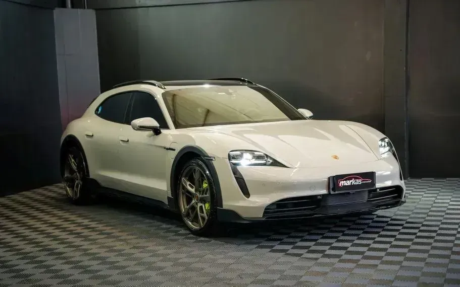 Foto de um porsche taycan