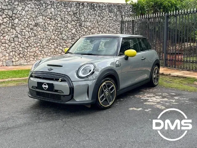 Foto de um mini cooper se