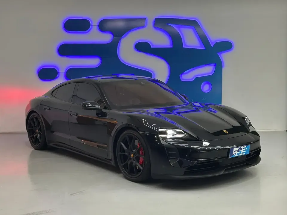 Foto de um porsche taycan