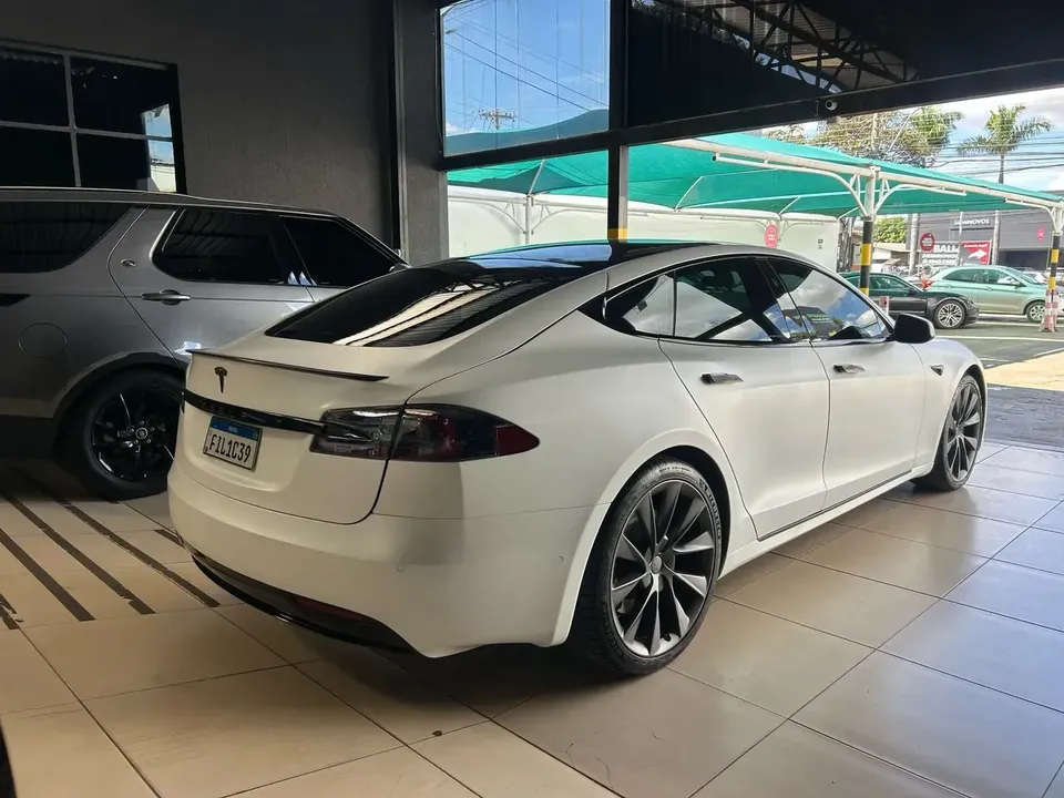 Foto de um tesla model s