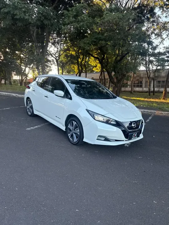 Foto de um nissan leaf