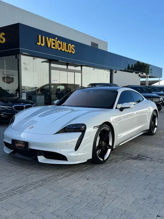 Foto de um porsche taycan