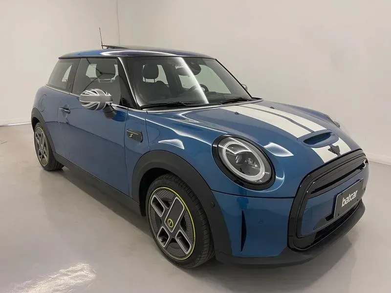 Foto de um mini cooper se
