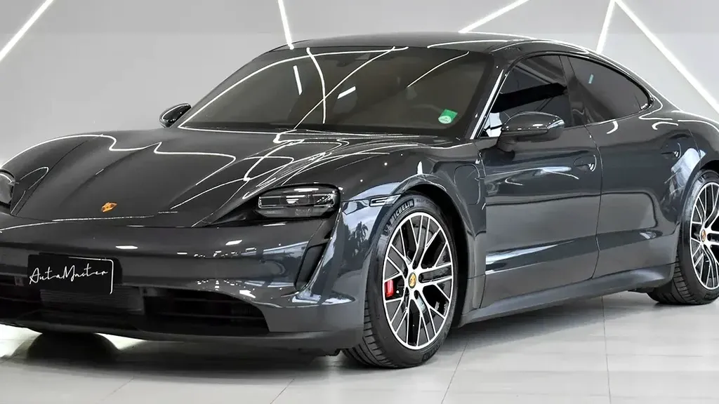 Foto de um porsche taycan