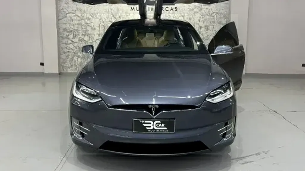 Foto de um tesla model x