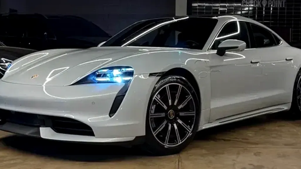 Foto de um porsche taycan