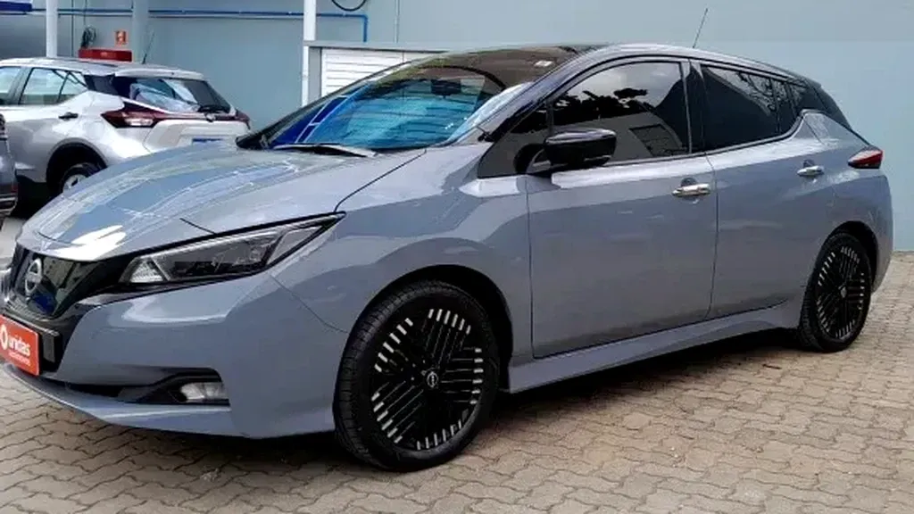Foto de um nissan leaf