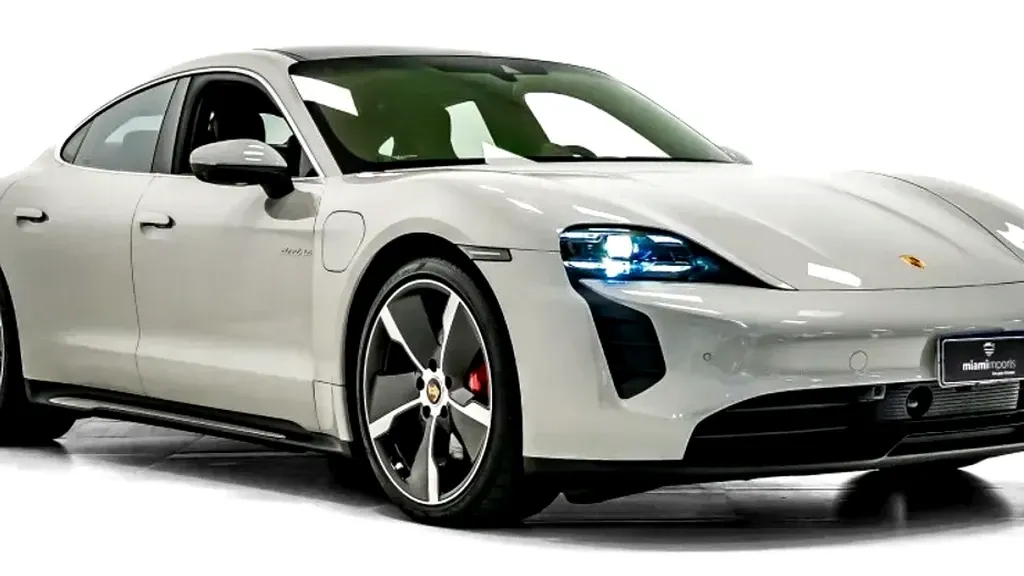 Foto de um porsche taycan