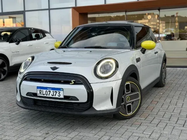 Foto de um mini cooper se